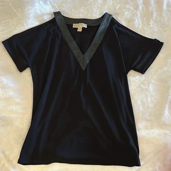 🖤 Michael Kors faux leather V-neck cold shoulder blouse in S - GUC - Picture 2 of 7